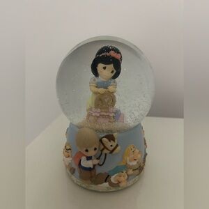 Precious Moments Disney Snow White & the Seven Dwarfs Musical Snow Globe